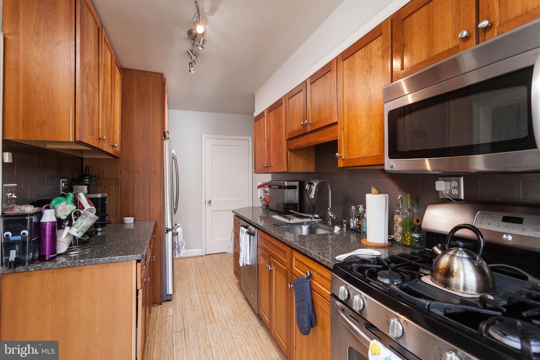 141 Stanmore Road Baltimore, MD 21212 - Photo 8 of 22 Oak cabinets and quartz countertops