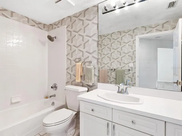 $549,000 | 5420 Eagles Point Circle, Unit 105, Sarasota, FL 34231