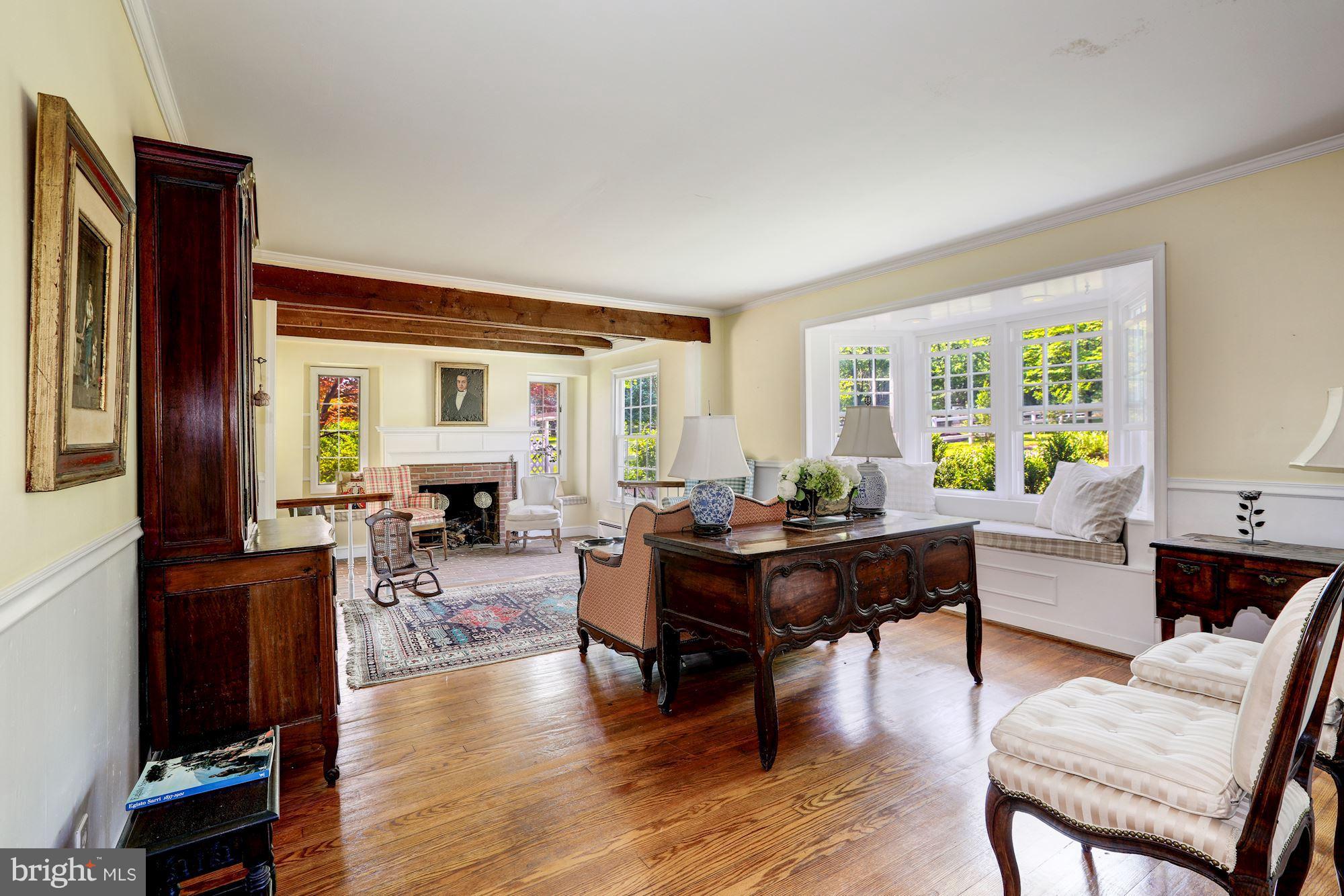 11511 Glen Road Potomac, MD 20854 - Photo 11 of 28 Large sunny living room w/bay window