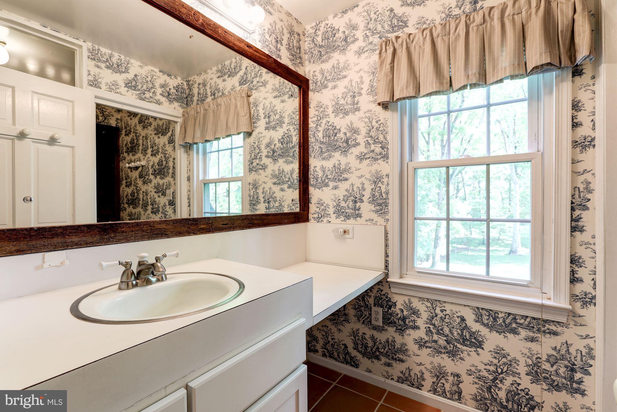 11511 Glen Road Potomac, MD 20854 - Photo 19 of 28 2nd level hall bath with bathtub
