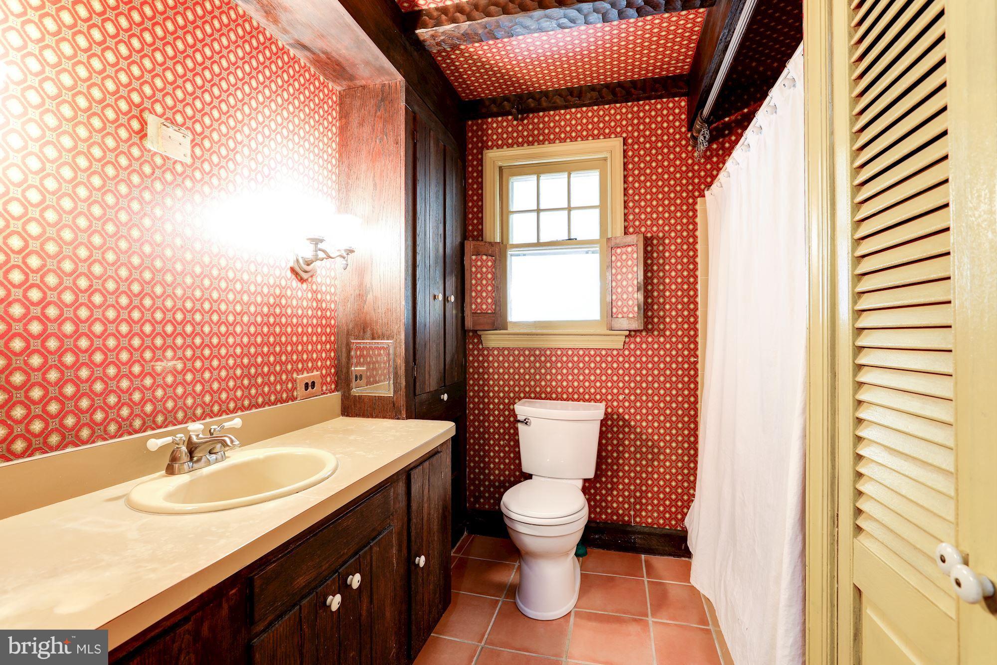 11511 Glen Road Potomac, MD 20854 - Photo 9 of 28 First level hall bath with bathtub