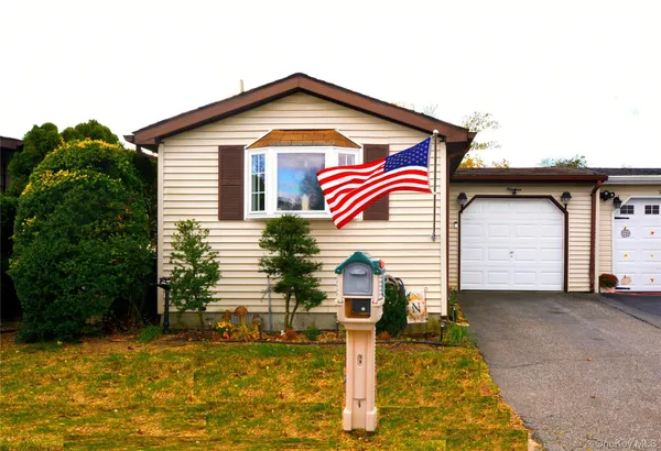 $149,900 | 19 Dogwood Lane, Manorville, NY 11949