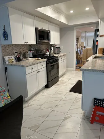 $3,999 | 5315 Yarmouth Avenue, Unit 216, Encino, CA 91316
