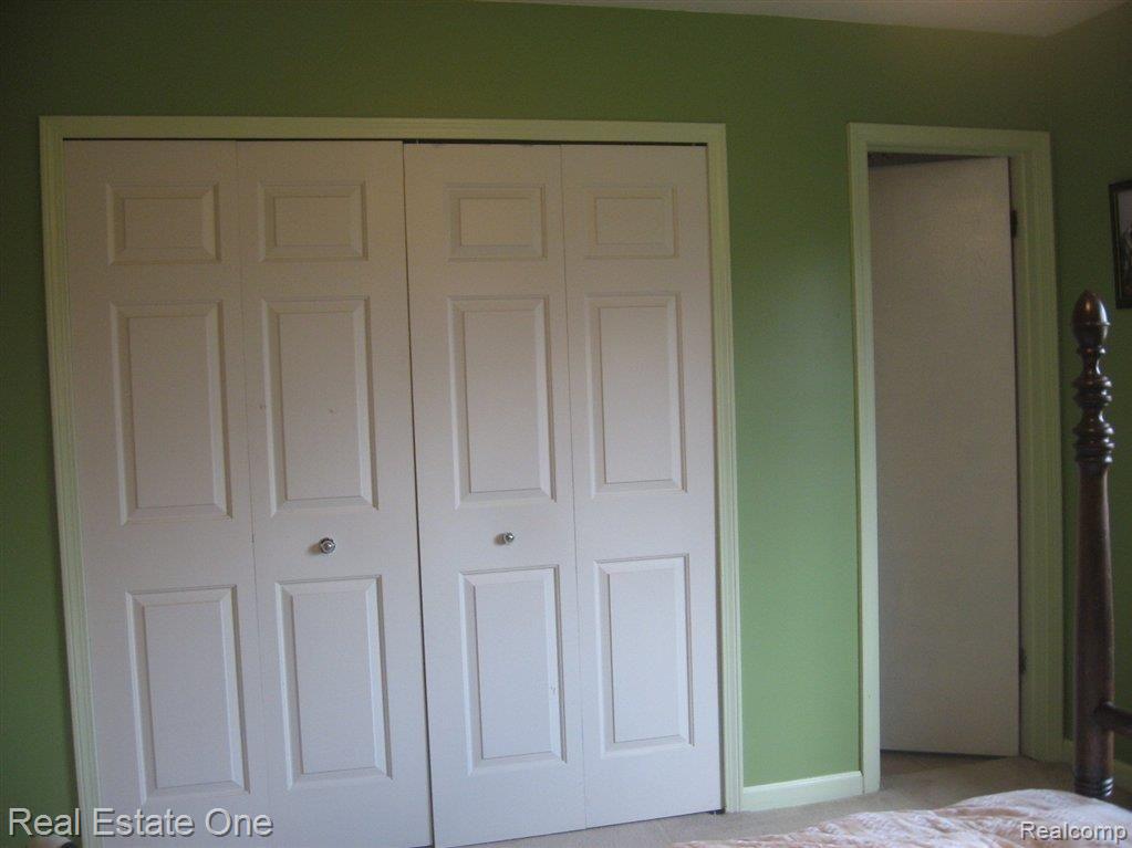 11524 Linden Road Fenton, MI 48430 - Photo 15 of 25 Master bdr/entry to bath