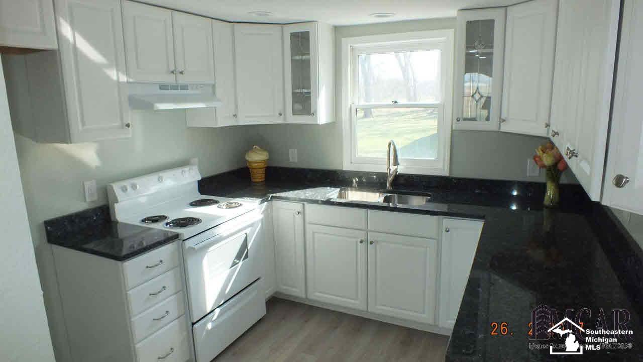 1357 West Erie Road Temperance, MI 48182 - Photo 11 of 17 21265533-10.JPG
