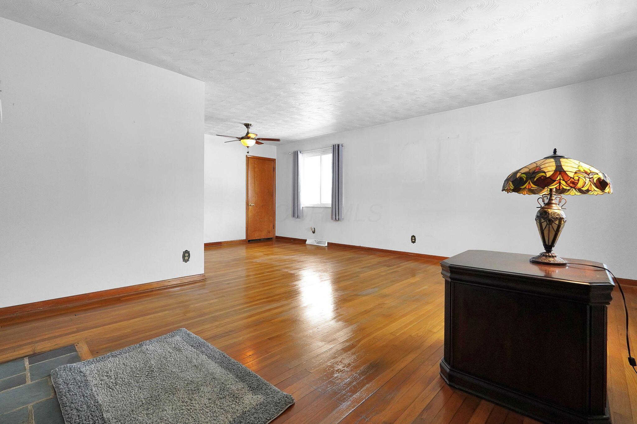 3068 Marwick Road Columbus, OH 43232 - Photo 7 of 40 Living Room