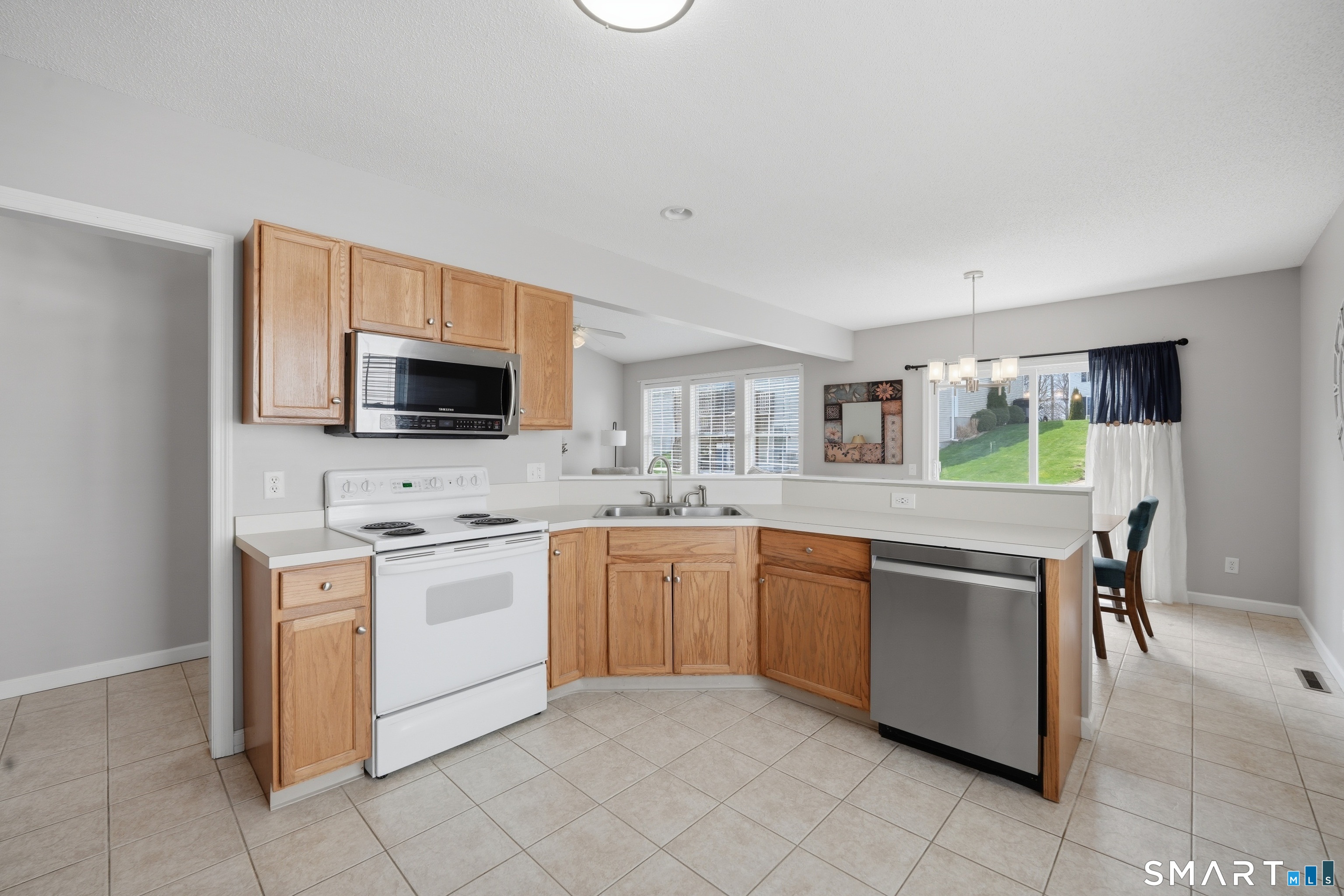 17 Heather Lane, Unit 17 Suffield, CT 06078 - Photo 3 of 29