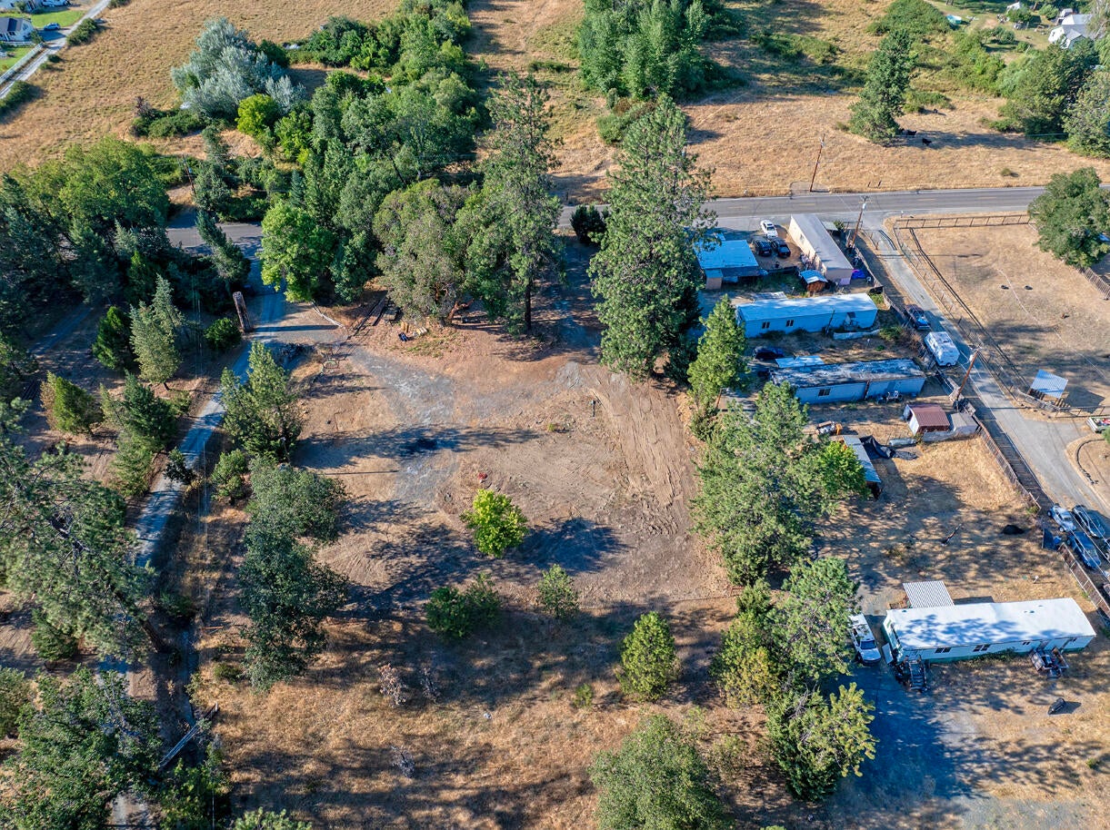 8448 East Evans Creek Road Rogue River, OR 97537 - Photo 7 of 17 DJI_20250718184345_0342_D copy