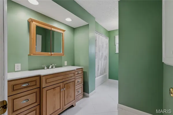 $445,000 | 1041 Terracewood Circle, Ballwin, MO 63011