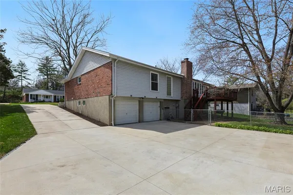 $445,000 | 1041 Terracewood Circle, Ballwin, MO 63011