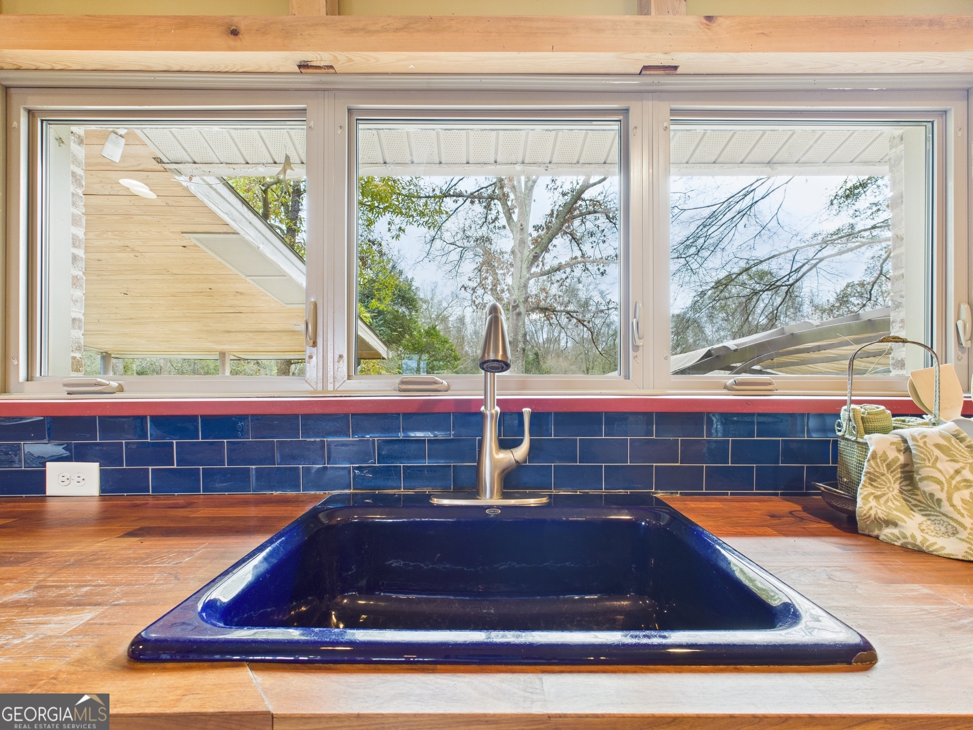 312 Henson Road Hawkinsville, GA 31036 - Photo 11 of 64 a room with window