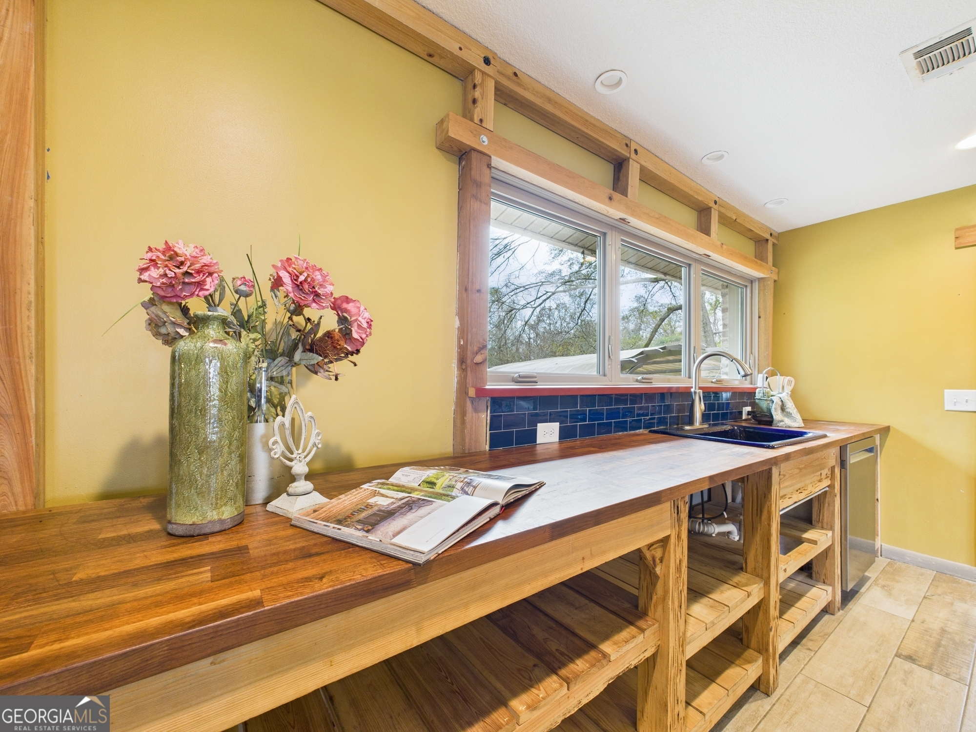 312 Henson Road Hawkinsville, GA 31036 - Photo 10 of 64 a very nice looking room with a large window