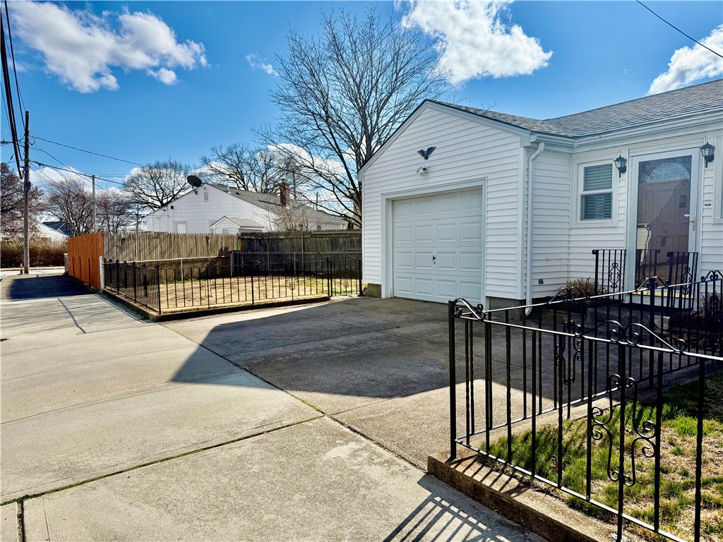 327 Rhode Island Avenue Pawtucket, RI 02860 - Photo 4 of 27