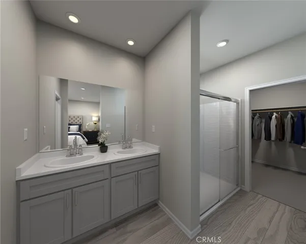 a en suite bathroom with a double vanity sink and mirror