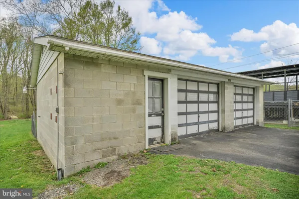 $420,000 | 2 Lovers Lane, Pine Grove, PA 17963