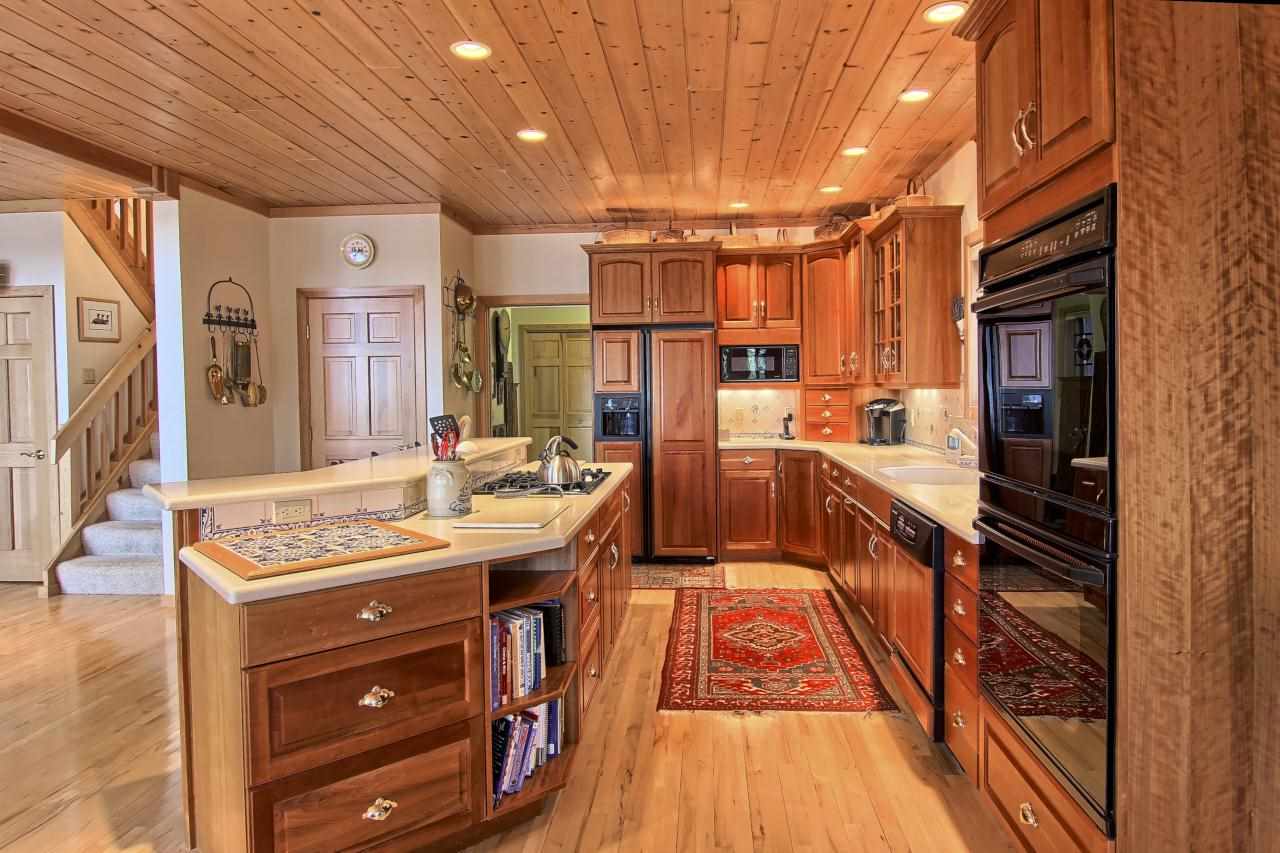 7676 South Lakeview Road Traverse City, MI 49684 - Photo 11 of 36 1799989-10.JPG