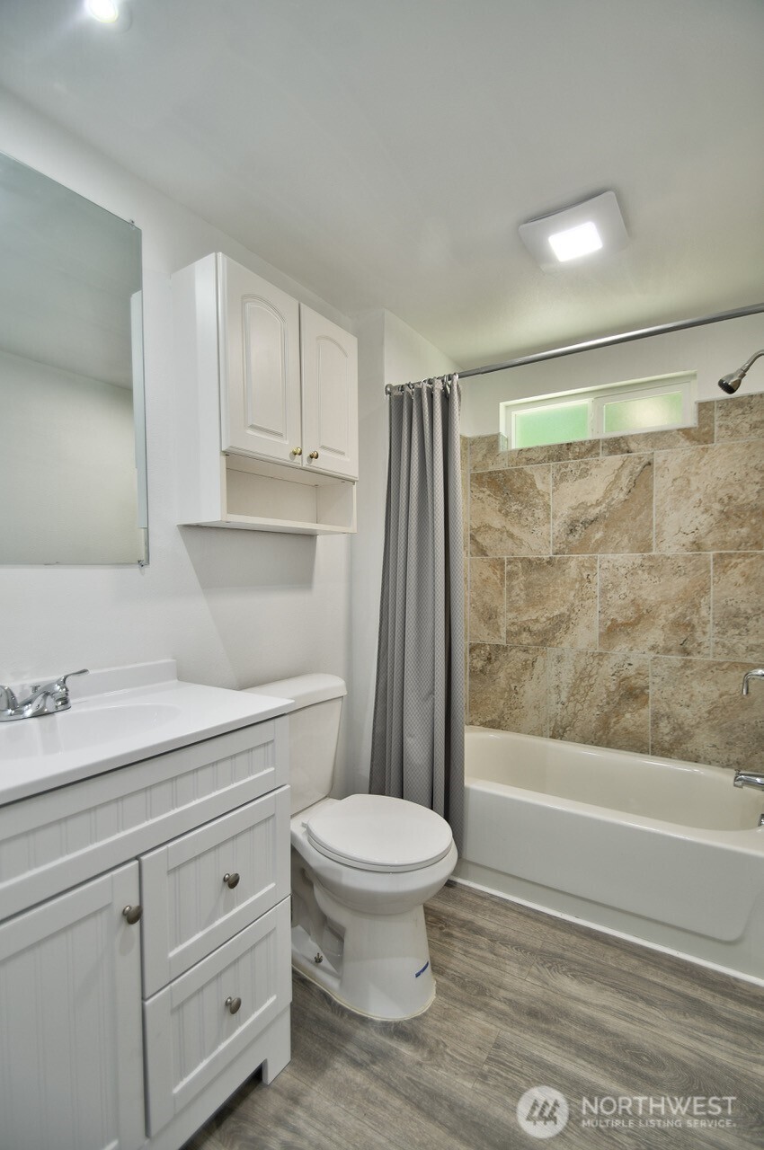 15503 Cedar Park Road Southeast, Unit 35C Olalla, WA 98359 - Photo 6 of 13 a bathroom with a sink a toilet and a bathtub