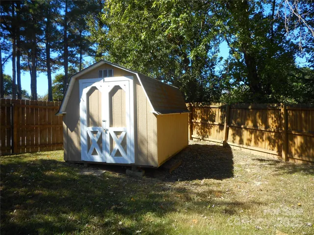 a view of outdoor entertaining space