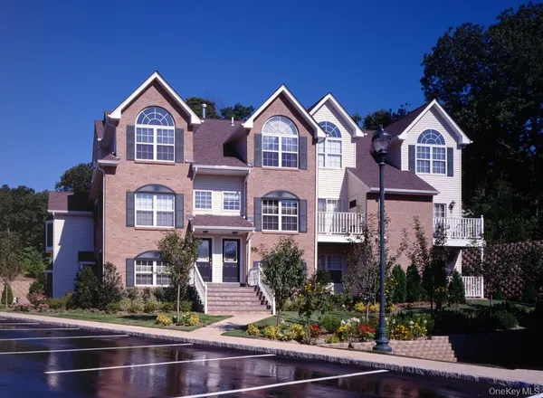 $3,320 | 1 Pinnacle Drive, Unit 2, Port Jefferson, NY 11777