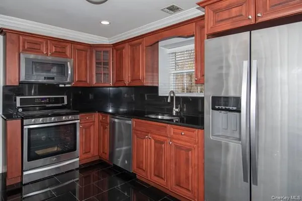$3,320 | 1 Pinnacle Drive, Unit 2, Port Jefferson, NY 11777