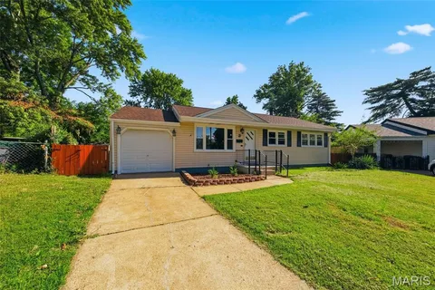 $195,000 | 3 Mullanphy Court, Florissant, MO 63031
