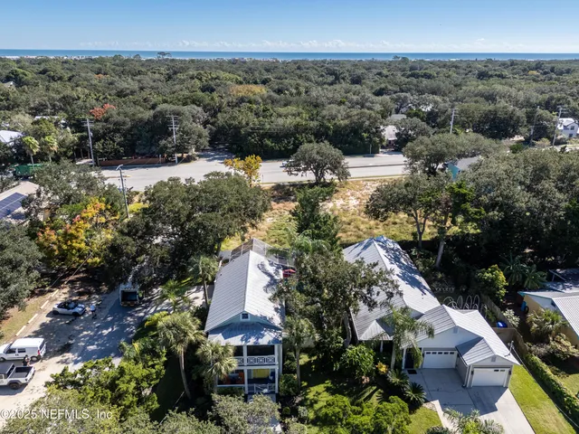 a view of entryway with outdoor space