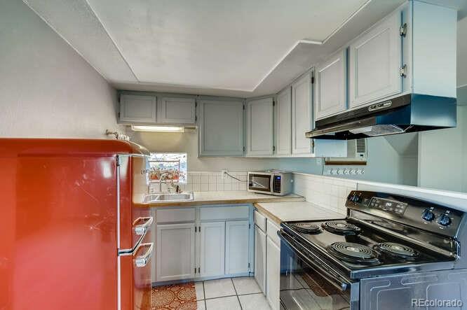 10148 South Turkey Creek Road Morrison, CO 80465 - Photo 31 of 50 a kitchen with stainless steel appliances granite countertop a stove and a refrigerator