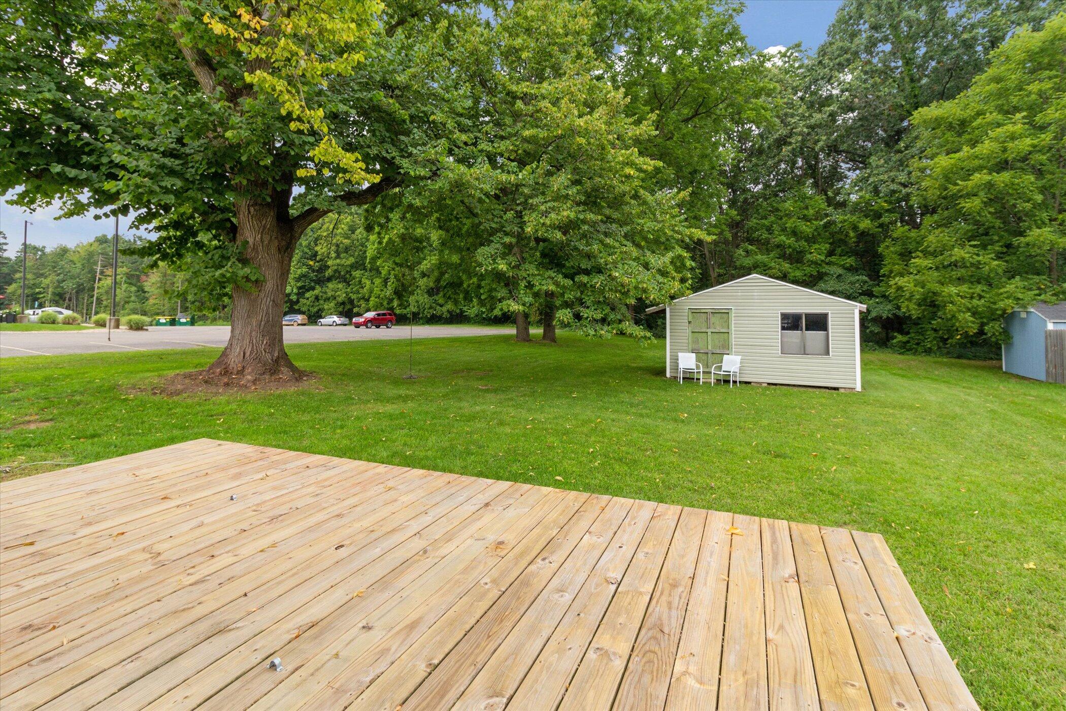 2654 South Patterson Road Wayland, MI 49348 - Photo 26 of 39 Rear Deck