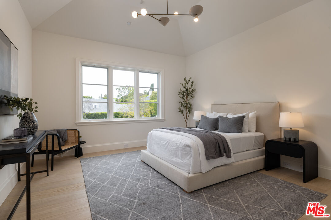 714 Alta Drive Beverly Hills, CA 90210 - Photo 26 of 29 a spacious bedroom with a bed and a couch