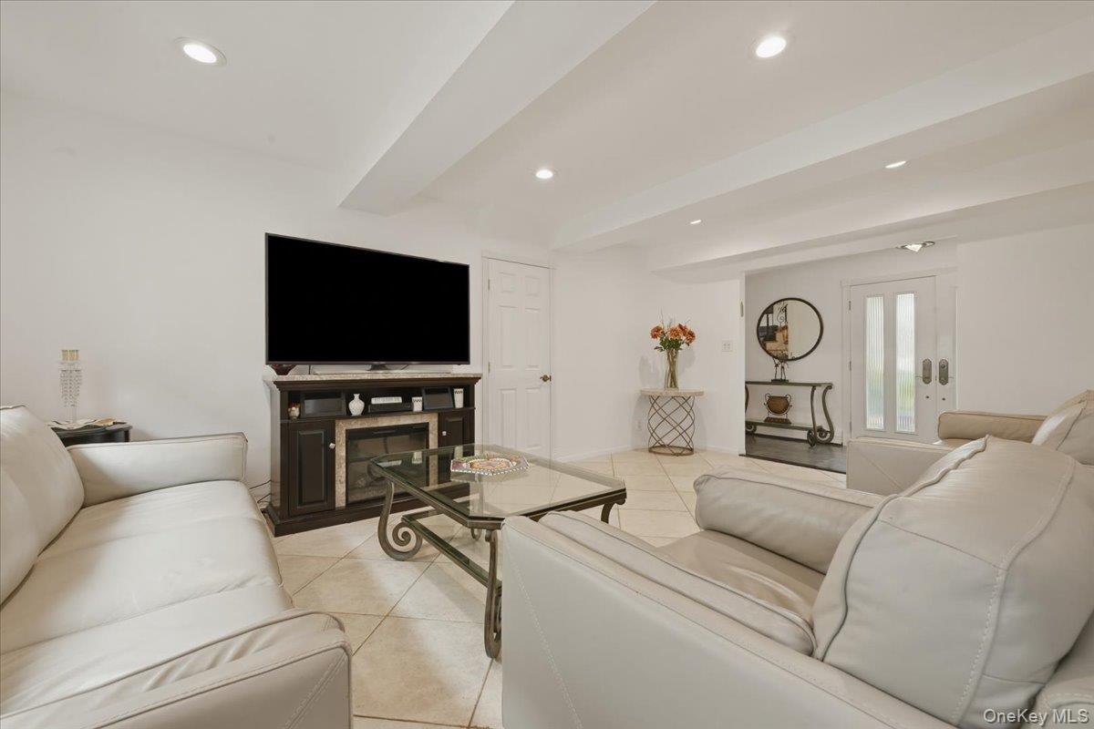 2461 Riviera Lane Bellmore, NY 11710 - Photo 12 of 44