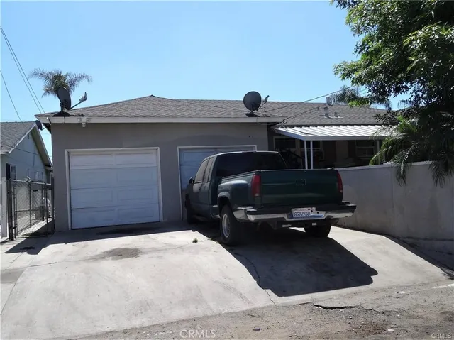 a view of entryway with furniture