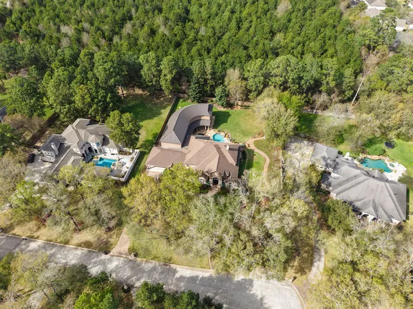 a view of a house with backyard