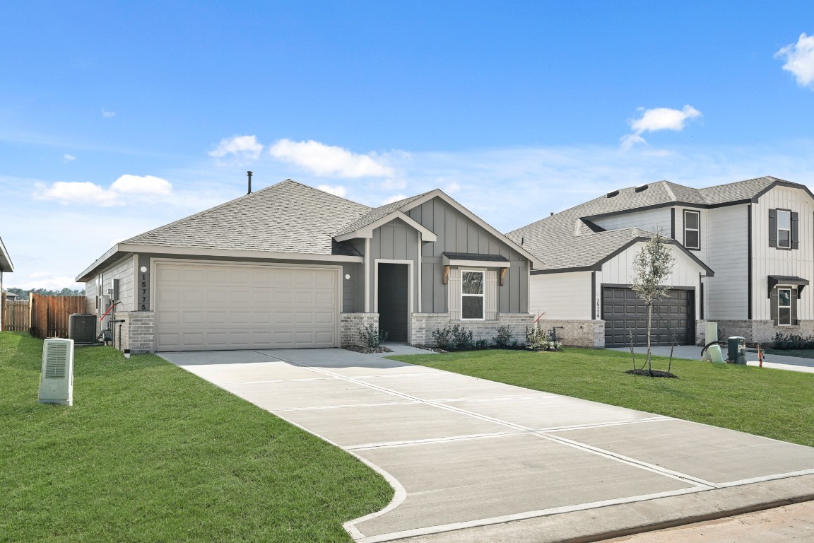 15775 Hanson Ridge Drive Montgomery, TX 77316 - Photo 2 of 33 a front view of a house with a yard