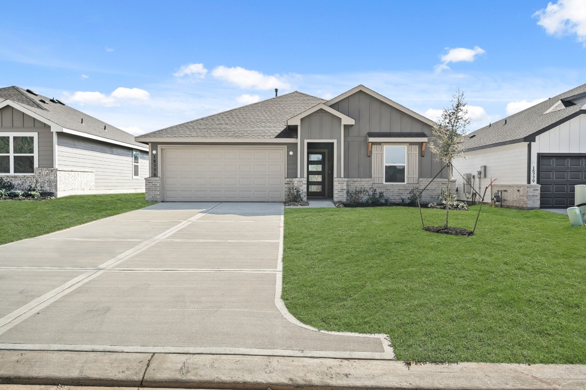 15775 Hanson Ridge Drive Montgomery, TX 77316 - Photo 3 of 33 a front view of house with yard and green space