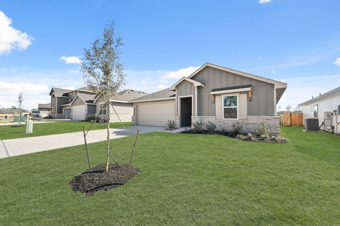 15775 Hanson Ridge Drive Montgomery, TX 77316 - Photo 4 of 33 a front view of a house with a yard