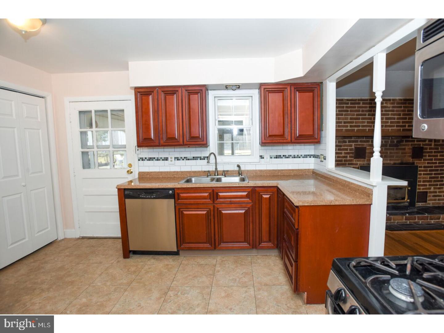273 Cardiff Road Fairless Hills, PA 19030 - Photo 8 of 25 Kitchen
