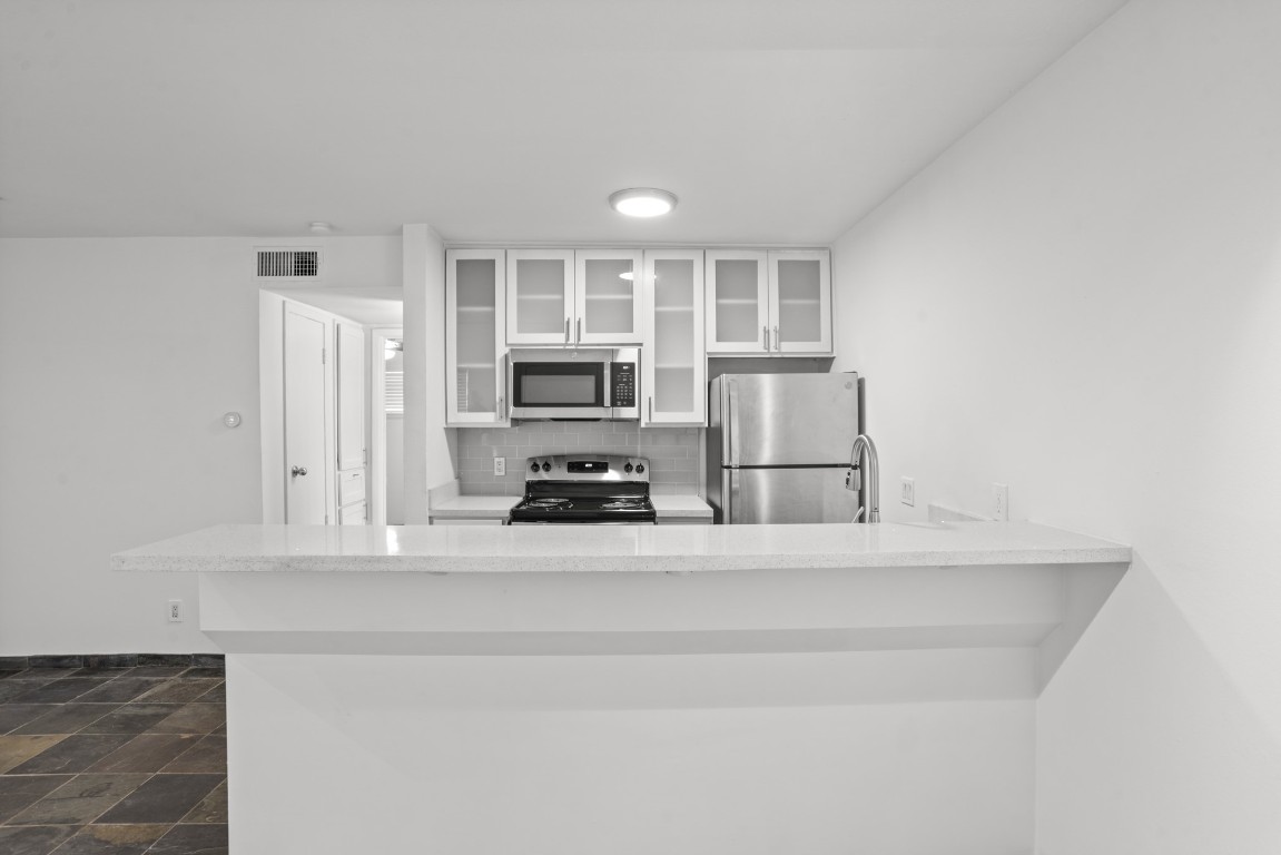 3602 Garrott Street, Unit 7 Houston, TX 77006 - Photo 17 of 34 The upper cabinets have obscure glass fronts for an updated look.