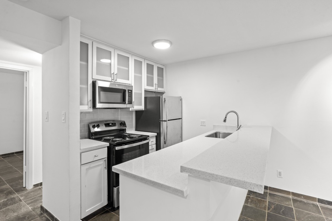 3602 Garrott Street, Unit 7 Houston, TX 77006 - Photo 6 of 34 The kitchen has a full sized oven, microwave and refrigerator and garbage disposal.