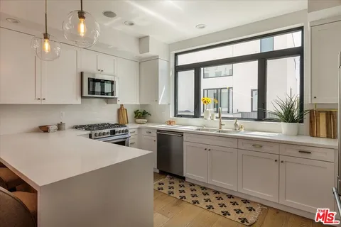 $895,000 | 11310 Victory Boulevard, North Hollywood, CA 91606