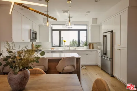 $895,000 | 11310 Victory Boulevard, North Hollywood, CA 91606