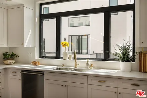 $895,000 | 11310 Victory Boulevard, North Hollywood, CA 91606