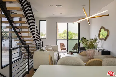 $895,000 | 11310 Victory Boulevard, North Hollywood, CA 91606
