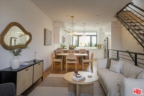 $895,000 | 11310 Victory Boulevard, North Hollywood, CA 91606