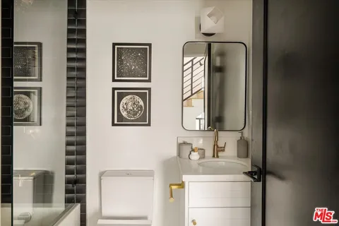 $895,000 | 11310 Victory Boulevard, North Hollywood, CA 91606