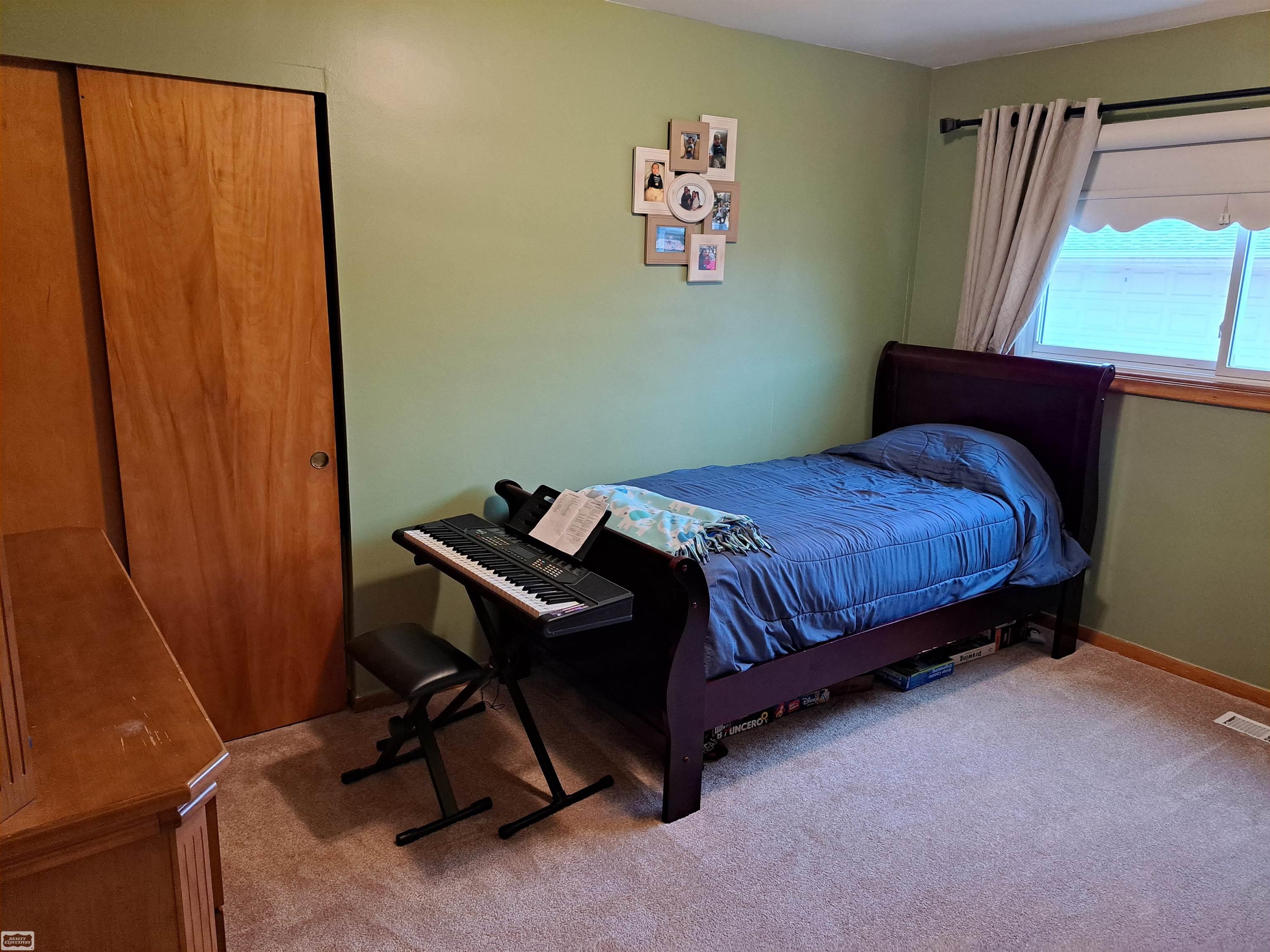 18063 Winsome Road Fraser, MI 48026 - Photo 10 of 14 50172097-db553702-f58d-453b-b4f3-5d6fcdb902f0.JPG