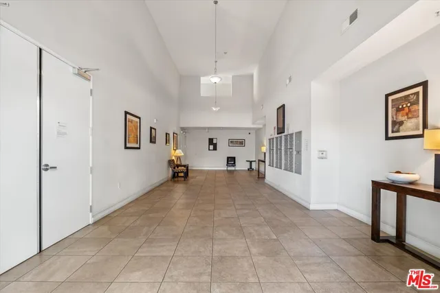 a view of livingroom with furniture and a ceiling fan