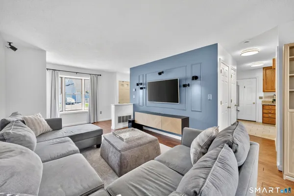 $249,900 | 104 Carriage House, Unit 104, Enfield, CT 06082