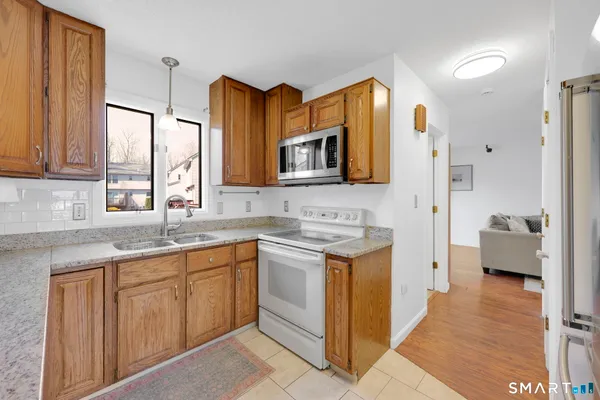 $249,900 | 104 Carriage House, Unit 104, Enfield, CT 06082