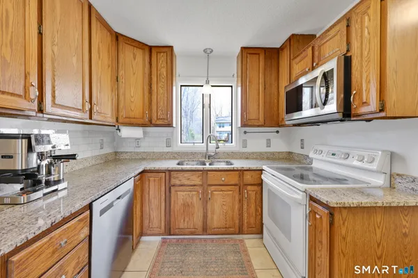 $249,900 | 104 Carriage House, Unit 104, Enfield, CT 06082