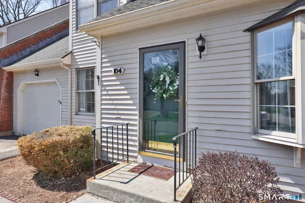 $249,900 | 104 Carriage House, Unit 104, Enfield, CT 06082
